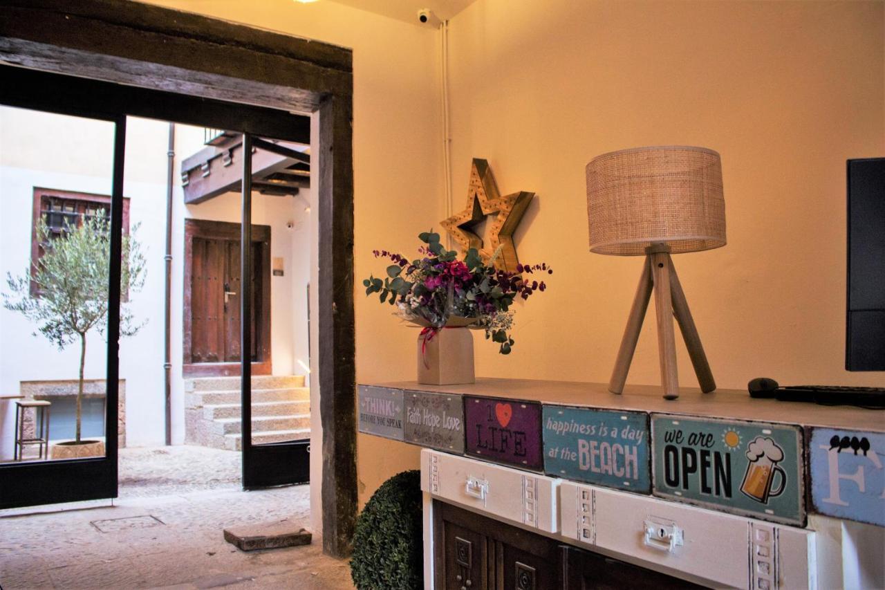 Quartier Leon Hostel Jabalquinto Exterior photo